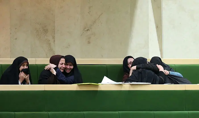 (تصویر) شادی کردن معلمان در مجلس