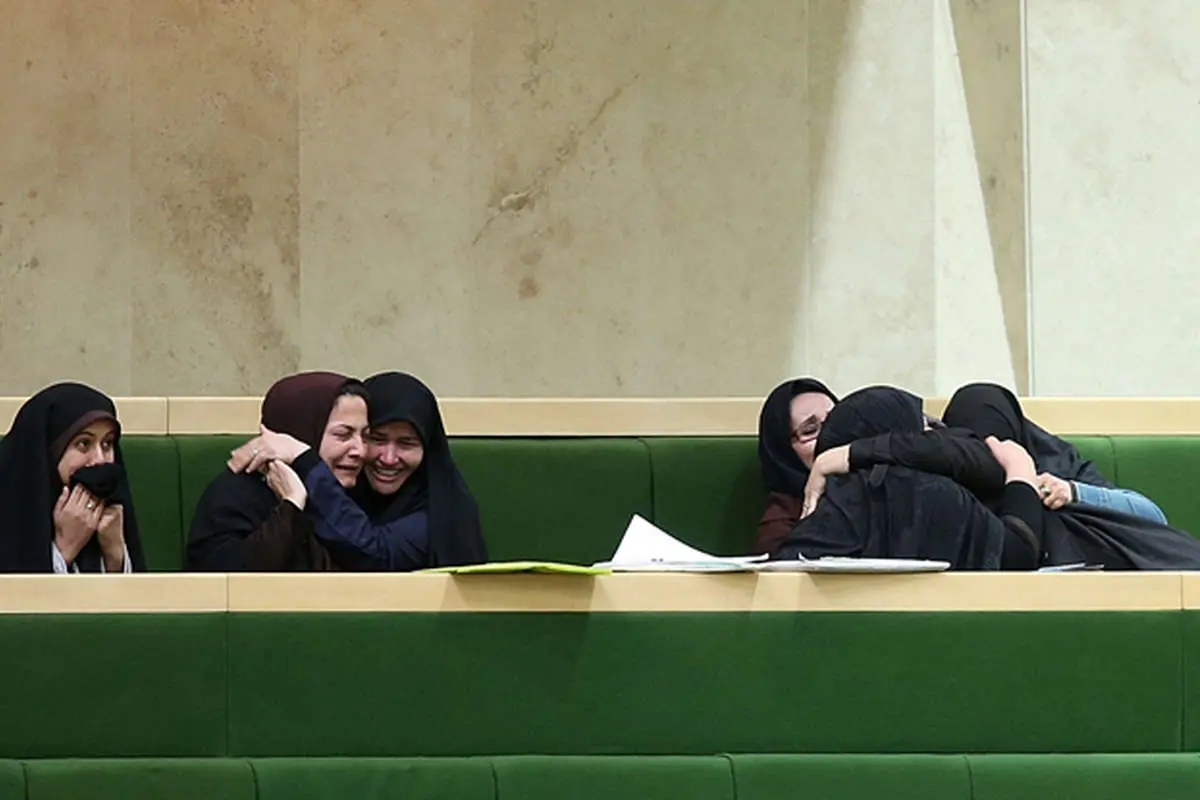 (تصویر) شادی کردن معلمان در مجلس