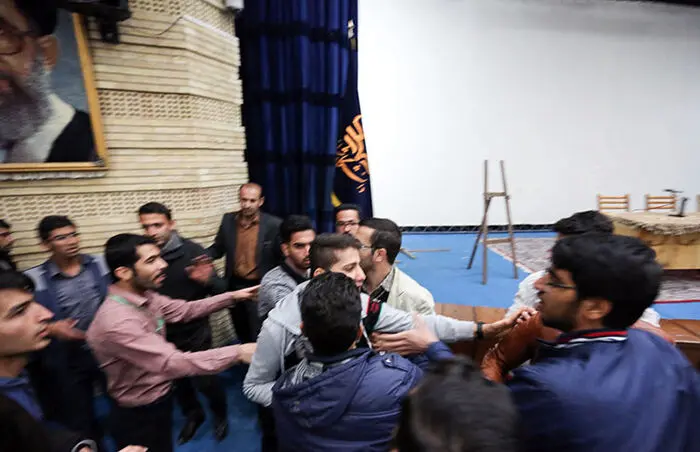 (تصاویر) تنش در جریان سخنرانی صادق خرازی