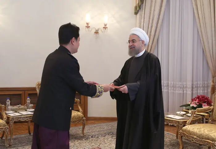 (تصاویر) لباس سنتی سفیر کامبوج در دیدار روحانی