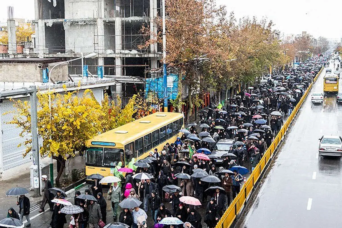 (تصاویر) کاروان اربعین در تهران زیر باران