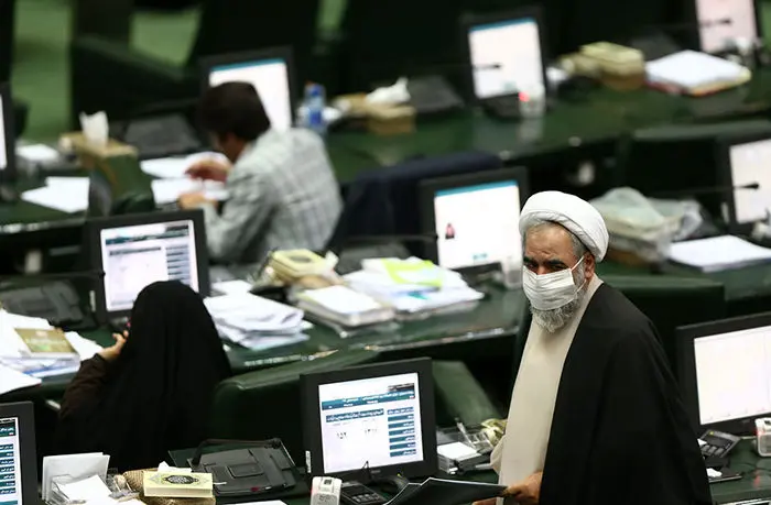 (تصاویر) اعتراض نمادین روح‌الله حسینیان