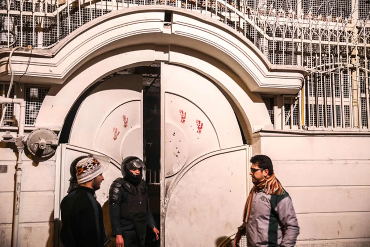 (تصاویر) آتش‌زدن سفارت عربستان در تهران