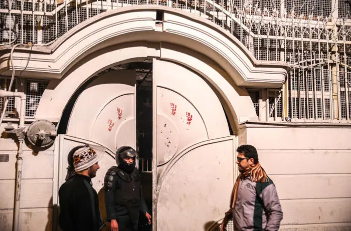 (تصاویر) آتش‌زدن سفارت عربستان در تهران
