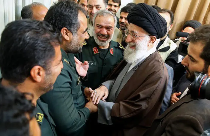 (تصاویر)دیدار عوامل‌بازداشت‌ آمریکایی‌ها با رهبرانقلاب