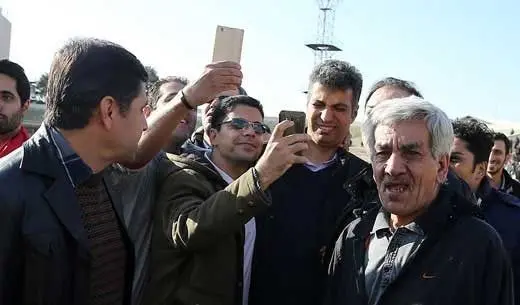قیافه درهم فردوسی‌پور موقع گرفتن سلفی