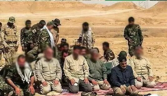 (تصویر) نماز جماعت به امامت سردار قاسم سلیمانی