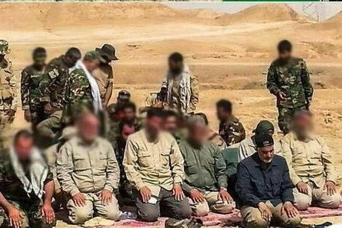 (تصویر) نماز جماعت به امامت سردار قاسم سلیمانی
