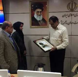 (تصویر) هدیه دانش‌آموزان شین‌آبادی به وزیر بهداشت