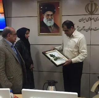 (تصویر) هدیه دانش‌آموزان شین‌آبادی به وزیر بهداشت