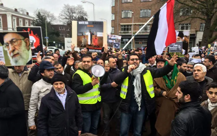 (تصاویر) اعتراض به آل‌سعود مقابل دادگاه لاهه