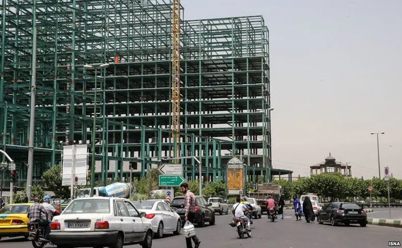 سایه سنگین طبقات اضافه برسر عمارت کلاه فرنگی