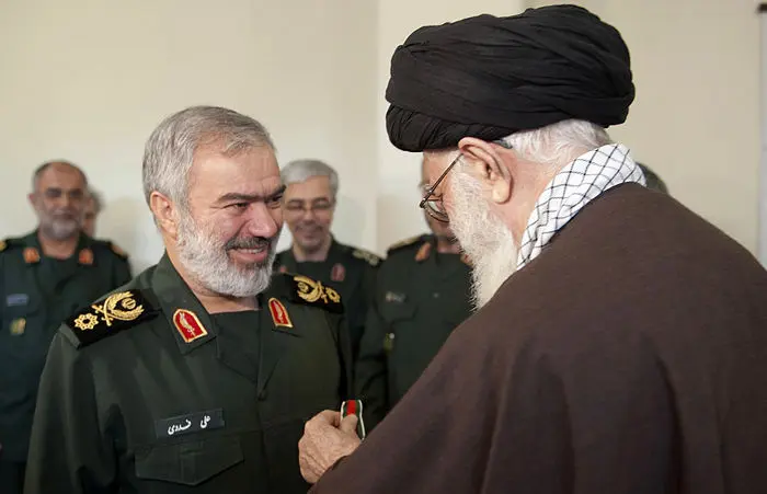 (تصاویر) تقدیم نشان فتح به بازداشت کنندگان ملوانان آمریکایی