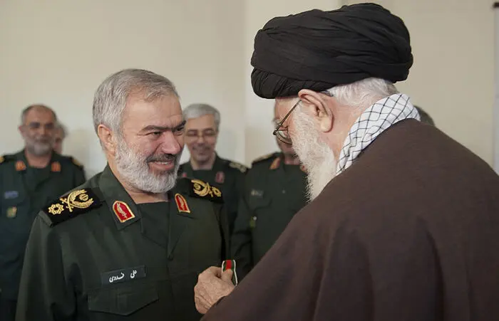 (تصاویر) تقدیم نشان فتح به بازداشت کنندگان ملوانان آمریکایی
