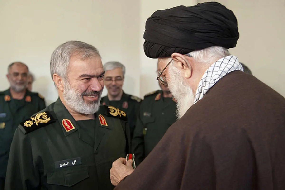 (تصاویر) تقدیم نشان فتح به بازداشت کنندگان ملوانان آمریکایی