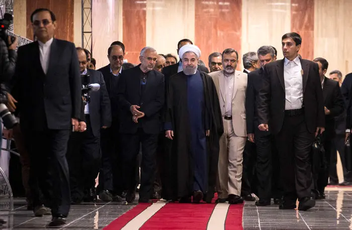 (تصاویر) روحانی سوار بر قطار برقی