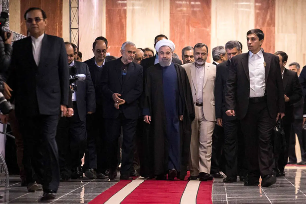 (تصاویر) روحانی سوار بر قطار برقی