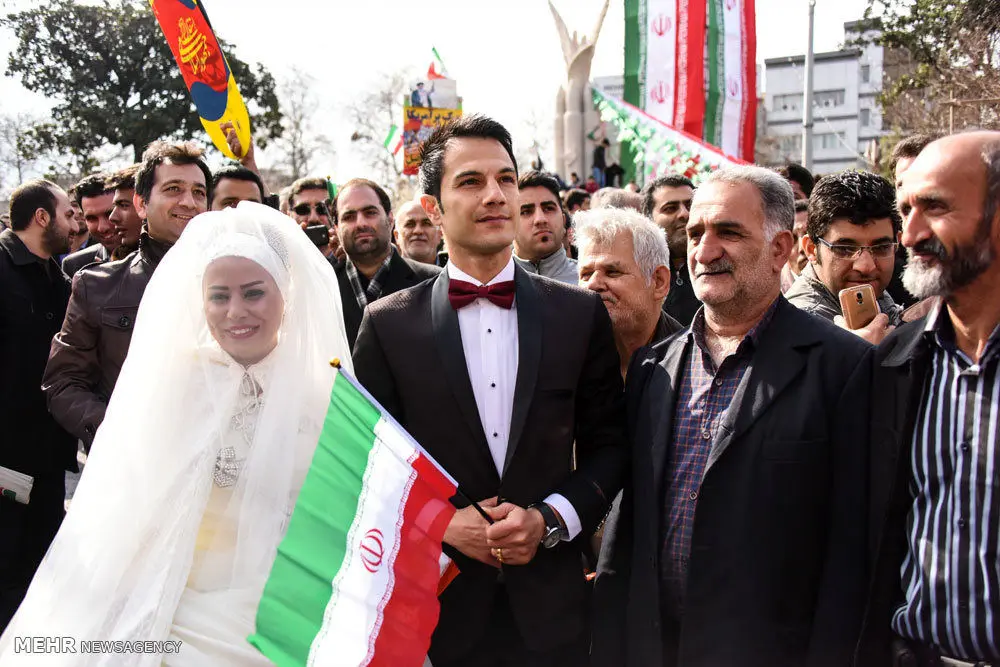 (تصویر) شرکت در راهپیمایی با لباس عروسی