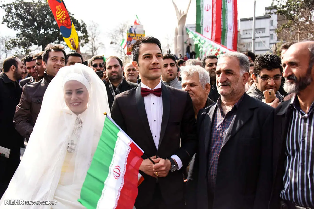 (تصویر) شرکت در راهپیمایی با لباس عروسی