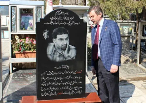 فضانورد برجسته روس بر مزار شهید طهرانی مقدم