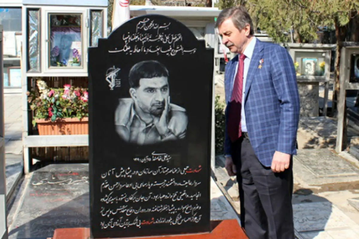 فضانورد برجسته روس بر مزار شهید طهرانی مقدم