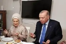 اردوغان و همسرش در ضیافت افطار یک خانواده