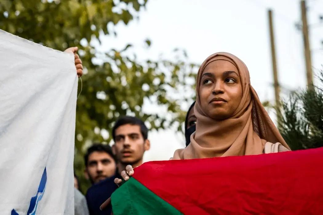 تصاویر؛ تجمع مردمی مقابل سفارت امارات در تهران