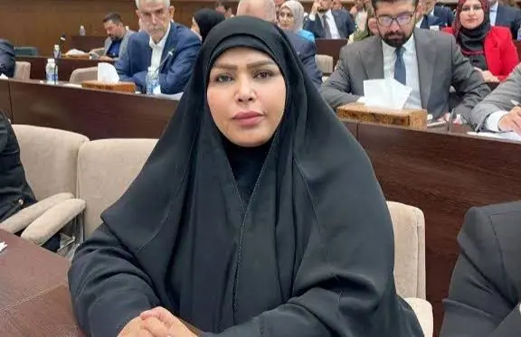 جنجال آدامس جویدن خانم نماینده