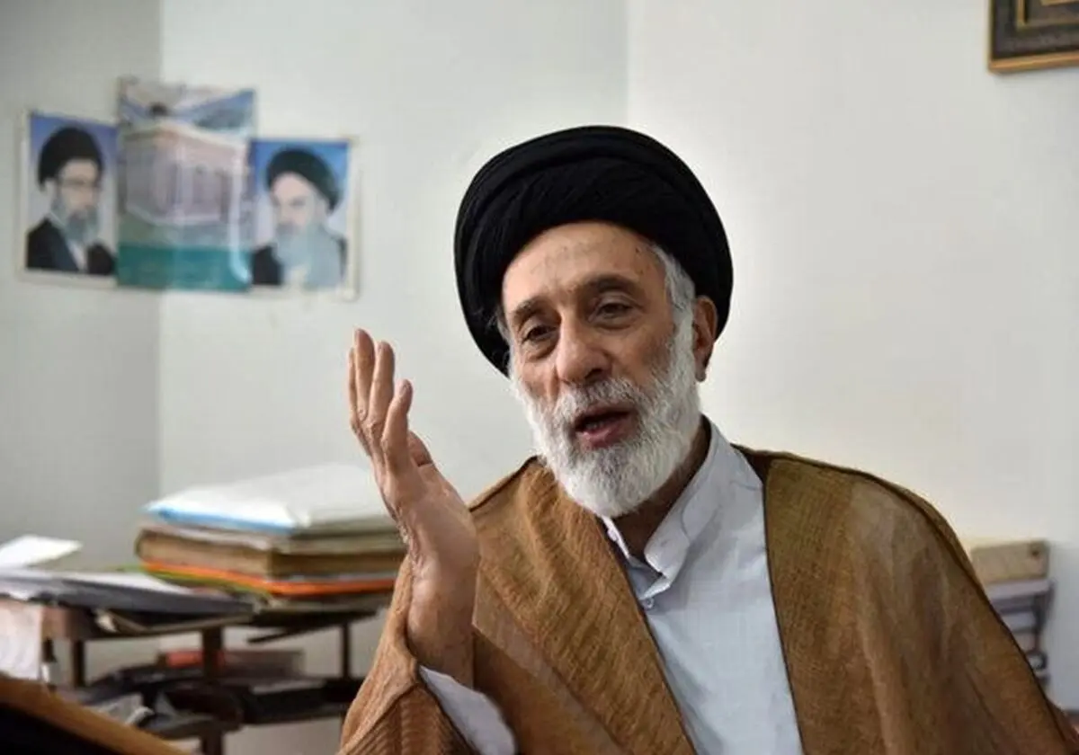  بوسه هادی خامنه‌ای، برادر رهبر شهید بر تابوت ایشان
