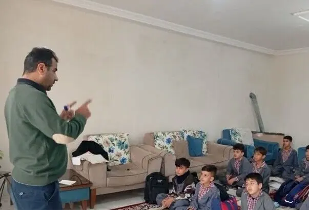ضعف اینترنت، آموزش دانش‌آموزان را به خانه معلمان منتقل کرد
