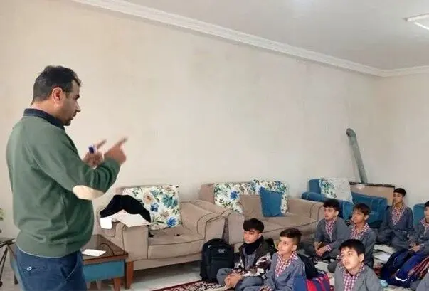 ضعف اینترنت، آموزش دانش‌آموزان را به خانه معلمان منتقل کرد

