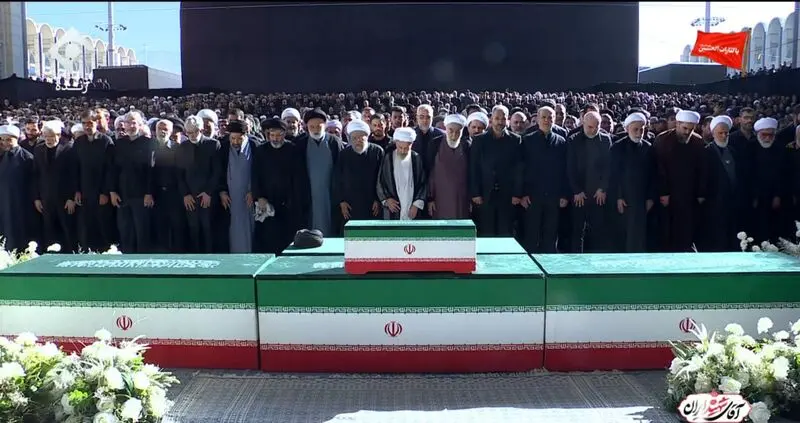 اقامه نماز رهبر انقلاب