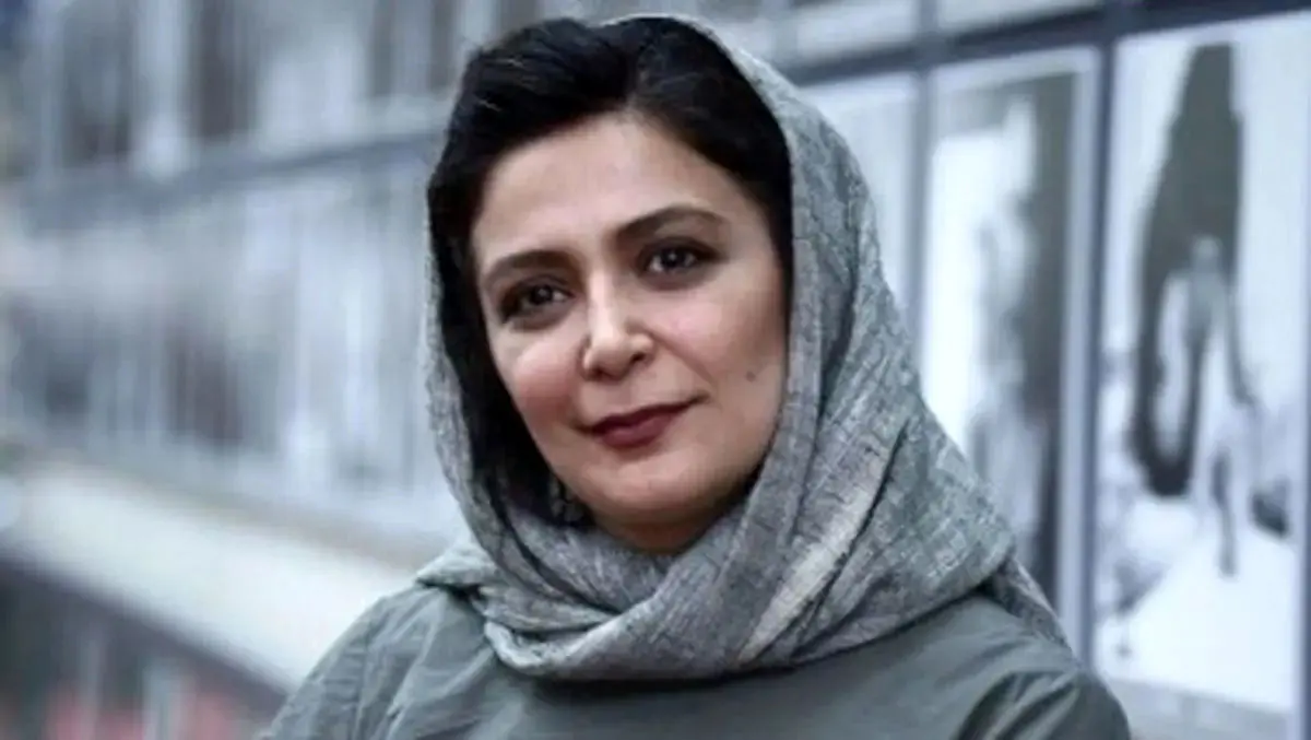 استایل زمستانی الهام کردا با کلاه بافت در اکران «آن سوی حصارهای لاله‌زار» 