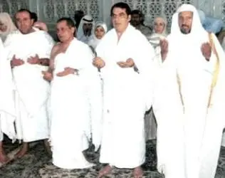دیکتاتور به عمره رفت + عکس