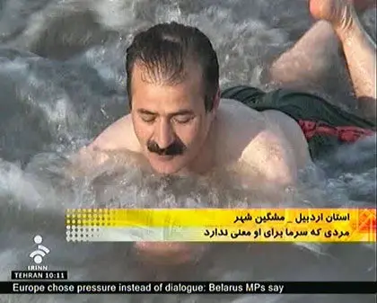 شنای مرد آذری در برف و یخ + عكس