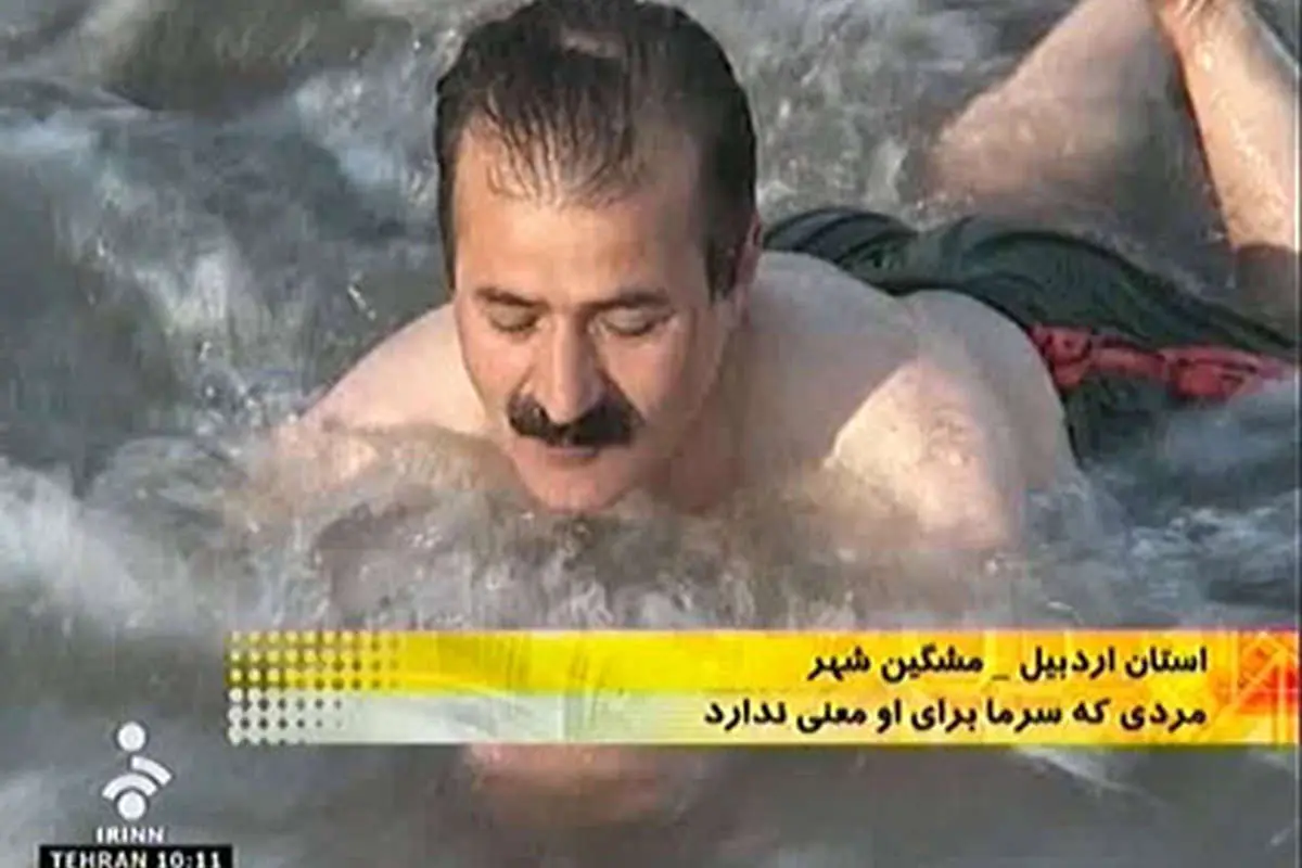 شنای مرد آذری در برف و یخ + عكس