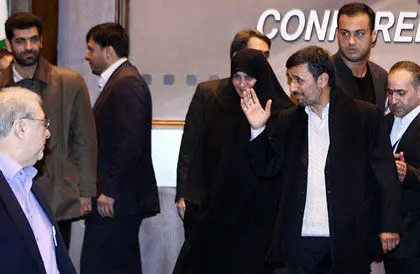 عکس> تجلیل احمدی‌نژاد از باقر لاریجانی