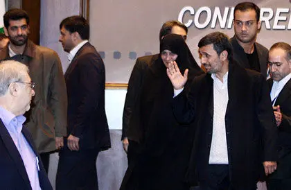 عکس> تجلیل احمدی‌نژاد از باقر لاریجانی
