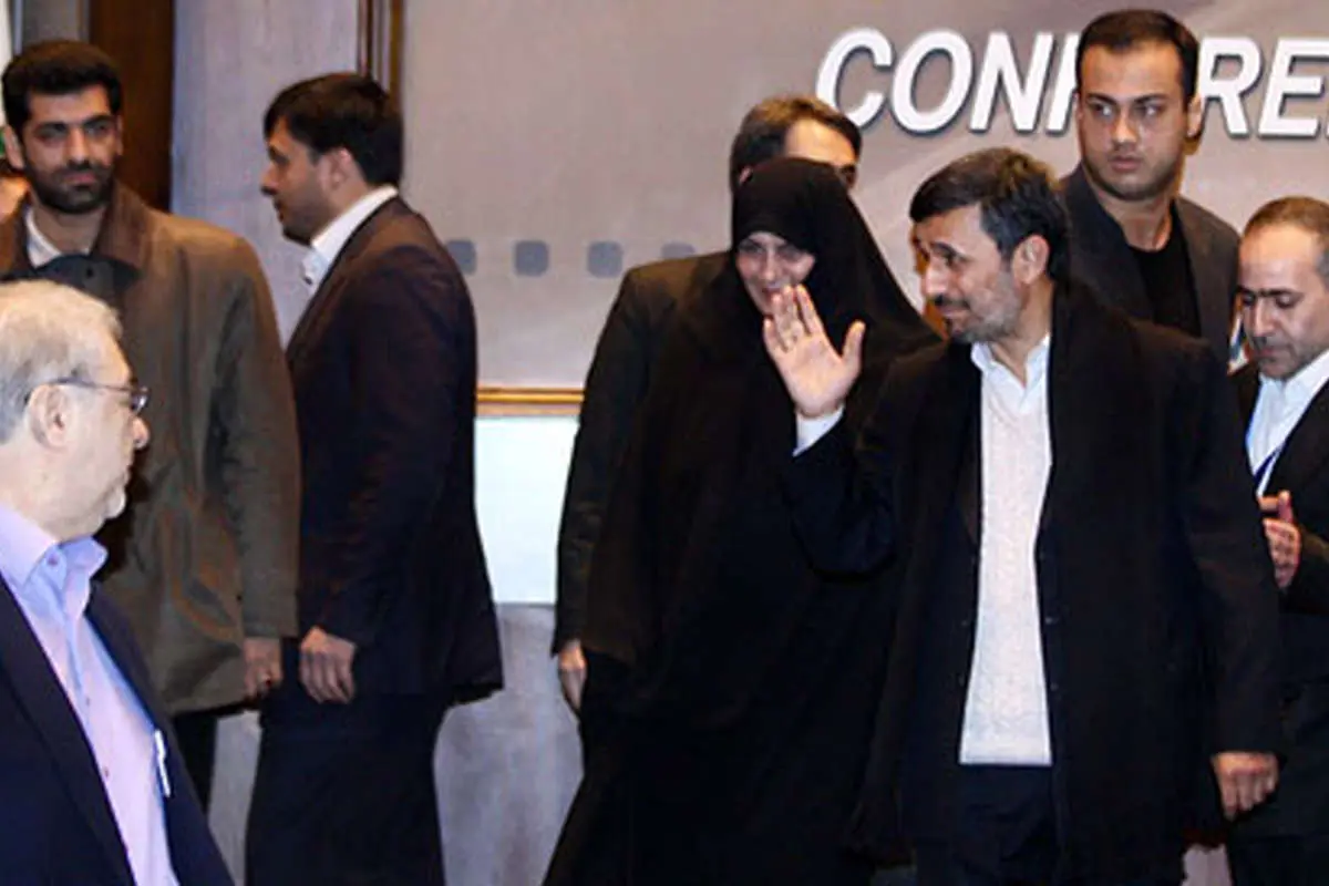 عکس> تجلیل احمدینژاد از باقر لاریجانی