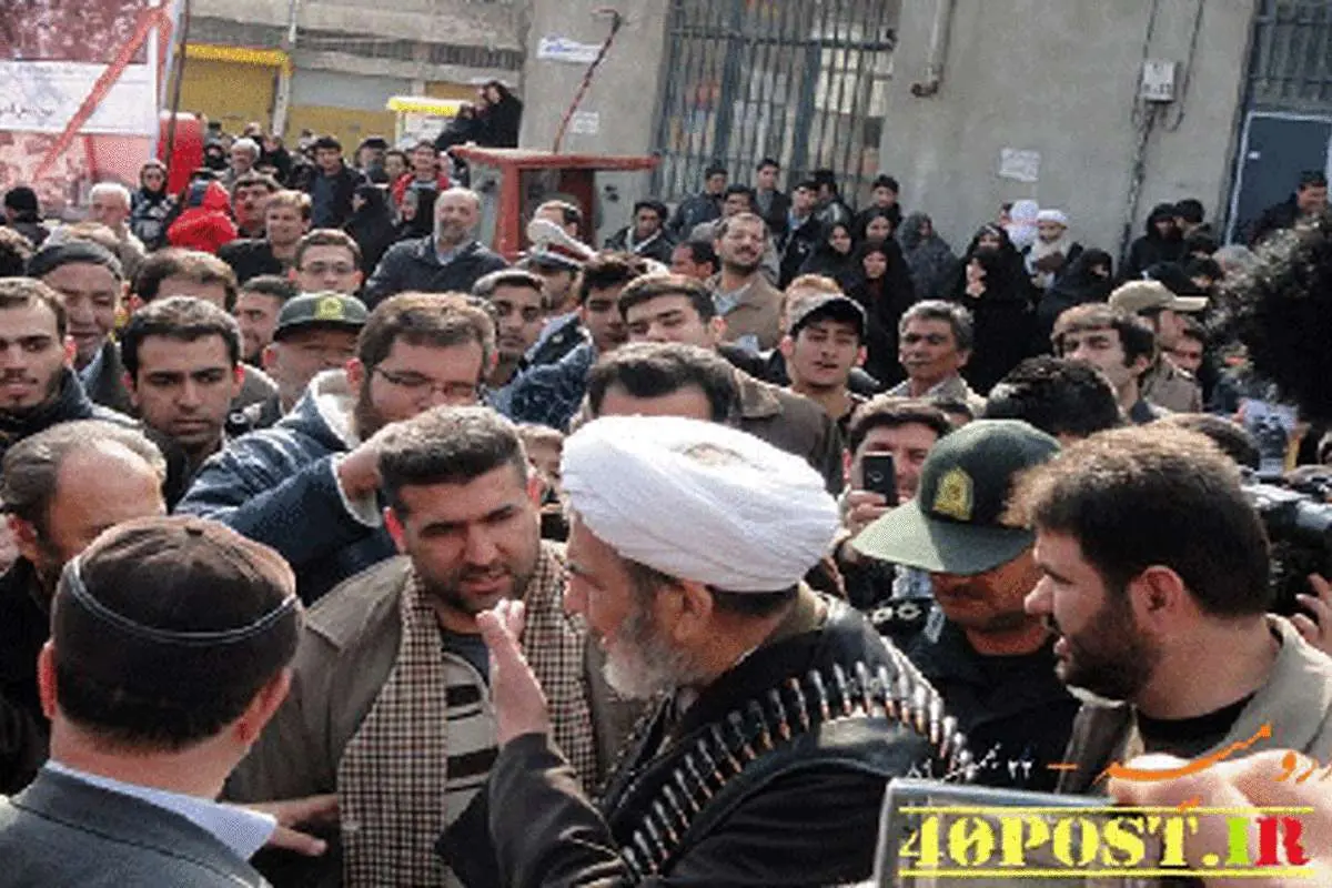 عکس>امام جمعه مسلح ارومیه در راهپیمایی