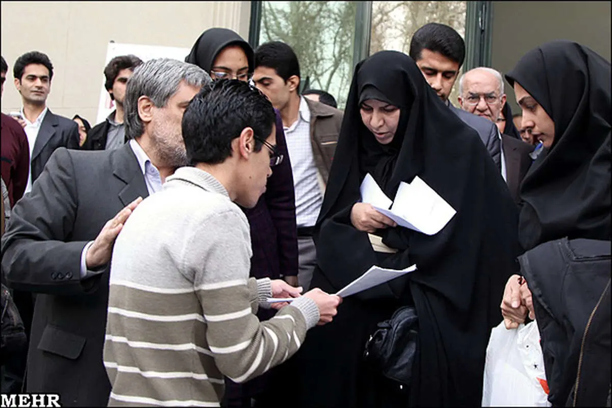 عکس> اعتراض دانشجویان به وزیر بهداشت