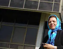 گل گلدون من شکسته در باد