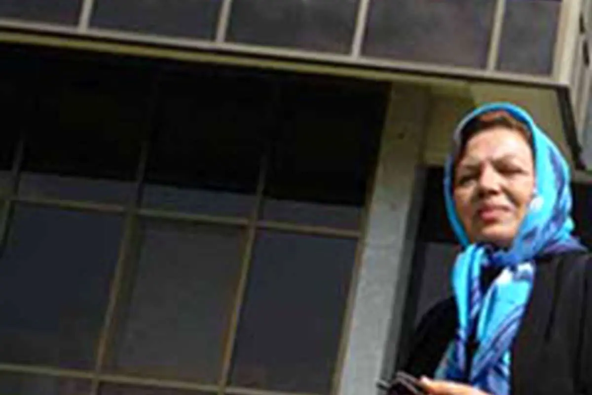 گل گلدون من شکسته در باد