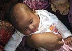 عکس> زنده شدن نوزاد دفن شده پس از سه روز
