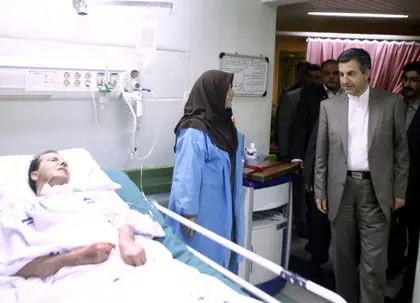 عکس> مشایی به عیادت شاعر بیمار رفت