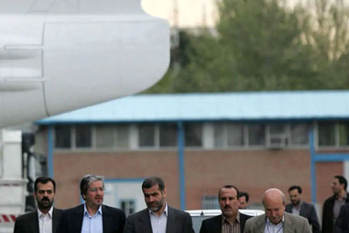 عکس> وزیر راه سر جای خلبان هواپیما