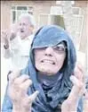 عکس>اخراج جذاميان از آسايشگاهي در مشهد