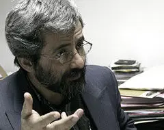 تلقی آقای احمدی‌نژاد این است که چون منشا خدماتی بوده، نباید قدرت را رها کند