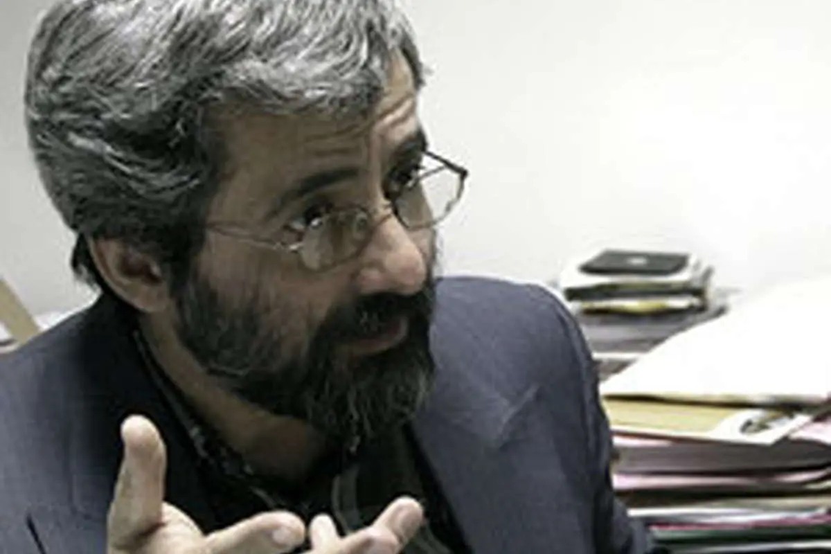 تلقی آقای احمدینژاد این است که چون منشا خدماتی بوده، نباید قدرت را رها کند