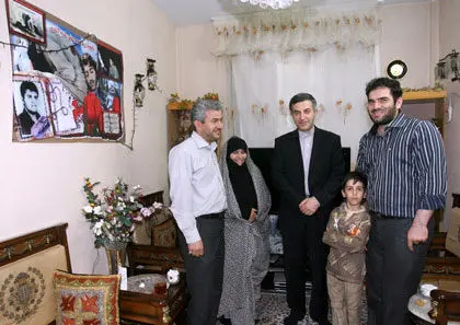 عکس> دیدار مشایی با یک خانواده شهید